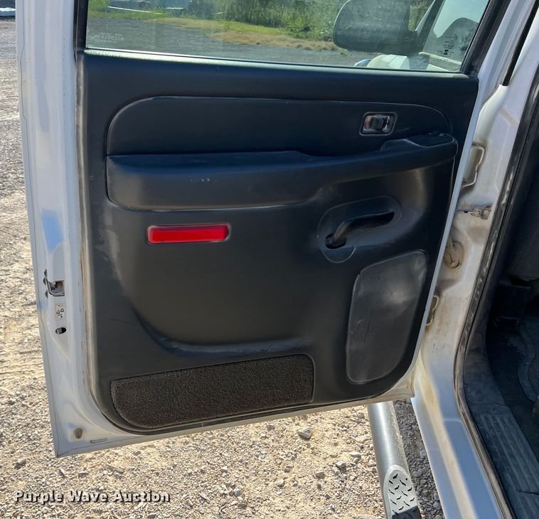 image for item DN3119 2005 GMC Sierra 2500HD  Crew Cab pickup truck