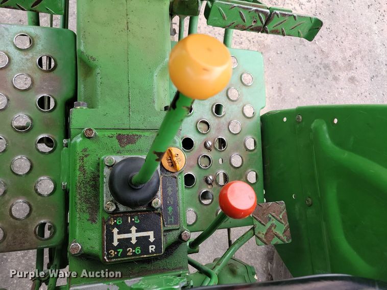 image for item DN4092 1980 John Deere 950  tractor