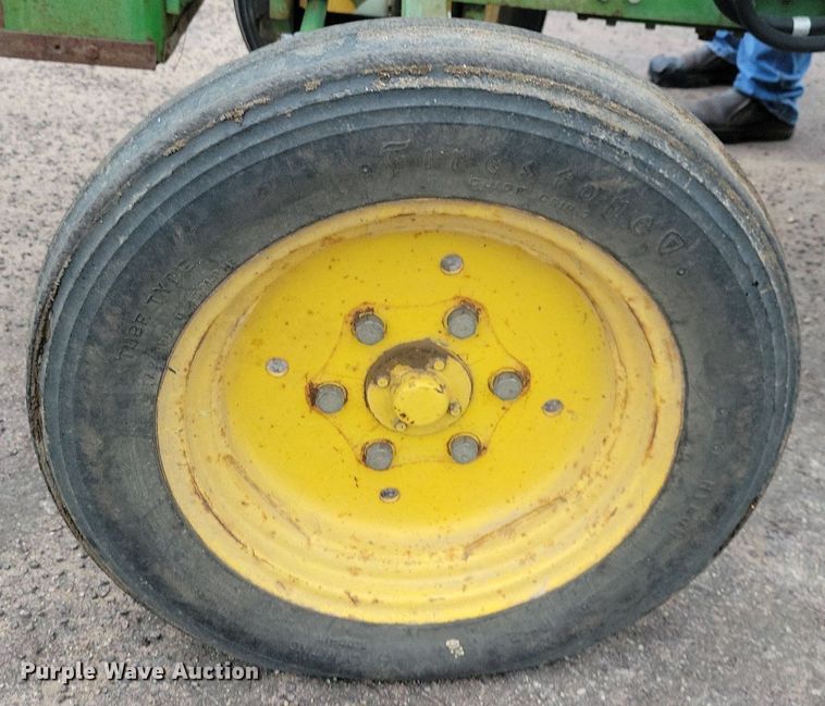 image for item DN4092 1980 John Deere 950  tractor