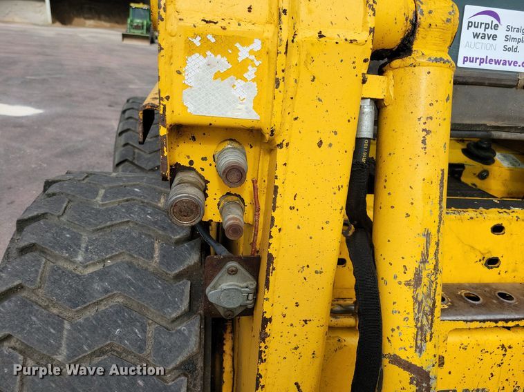 image for item DN4094 1999 Gehl 5635DX  skid steer loader