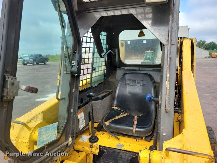 image for item DN4094 1999 Gehl 5635DX  skid steer loader