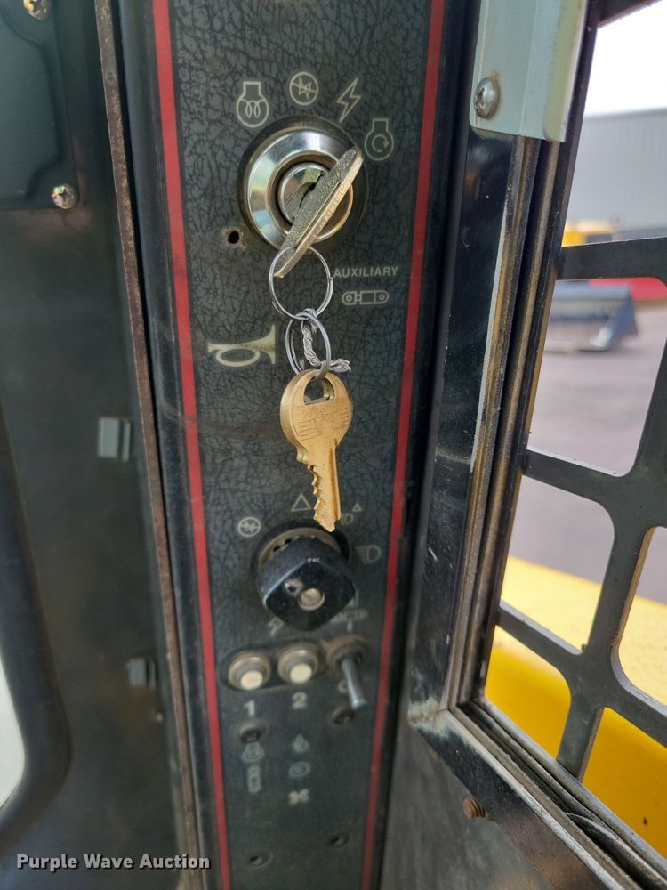 image for item DN4094 1999 Gehl 5635DX  skid steer loader