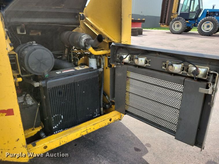 image for item DN4094 1999 Gehl 5635DX  skid steer loader