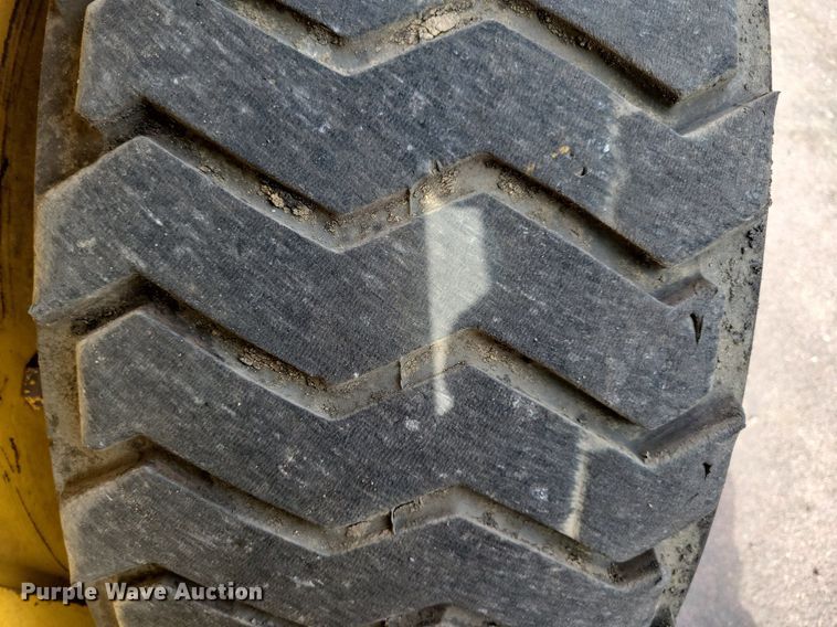 image for item DN4094 1999 Gehl 5635DX  skid steer loader