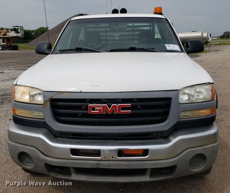 image for item DO2943 2006 GMC 2500HD  flatbed pickup truck