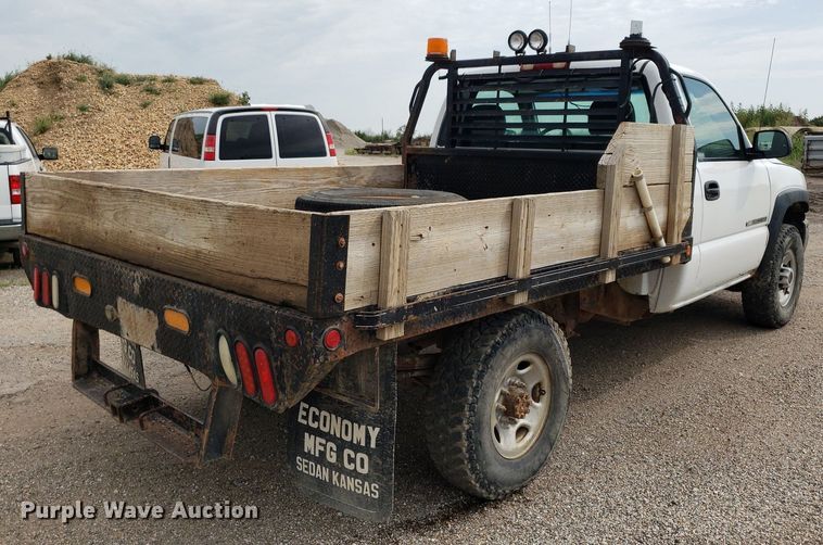 image for item DO2943 2006 GMC 2500HD  flatbed pickup truck