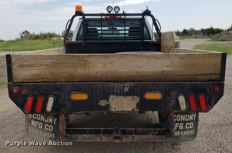 image for item DO2943 2006 GMC 2500HD  flatbed pickup truck