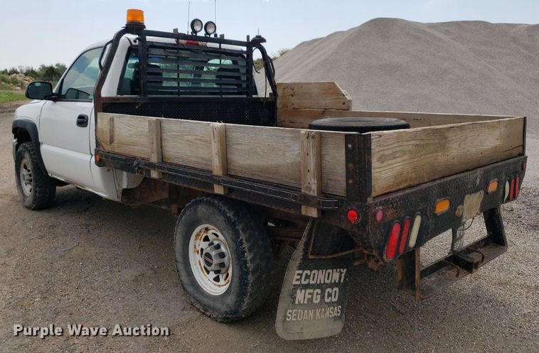 image for item DO2943 2006 GMC 2500HD  flatbed pickup truck