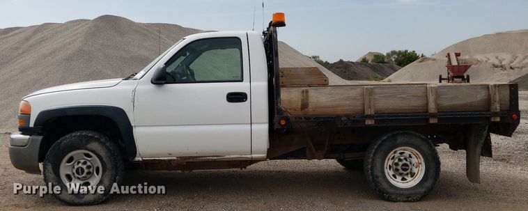 image for item DO2943 2006 GMC 2500HD  flatbed pickup truck
