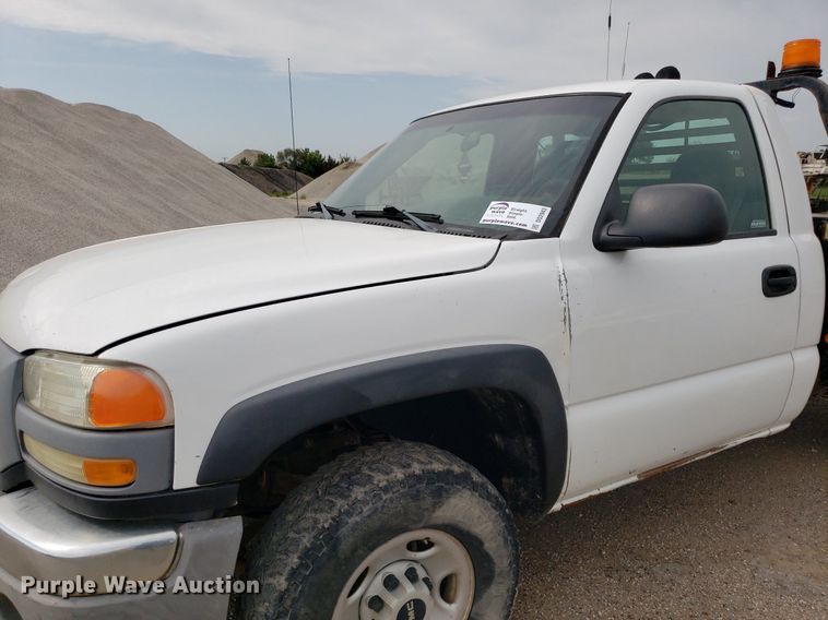 image for item DO2943 2006 GMC 2500HD  flatbed pickup truck