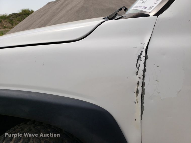 image for item DO2943 2006 GMC 2500HD  flatbed pickup truck