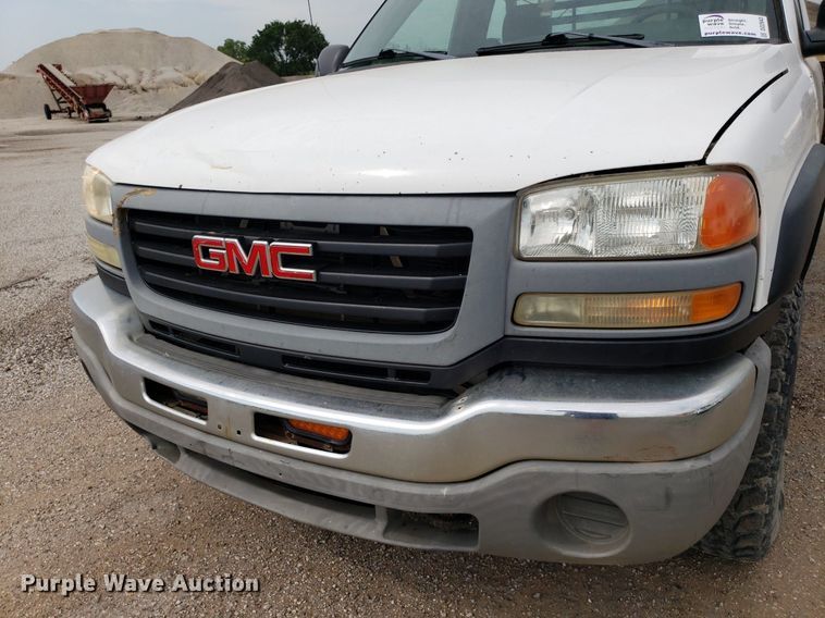 image for item DO2943 2006 GMC 2500HD  flatbed pickup truck