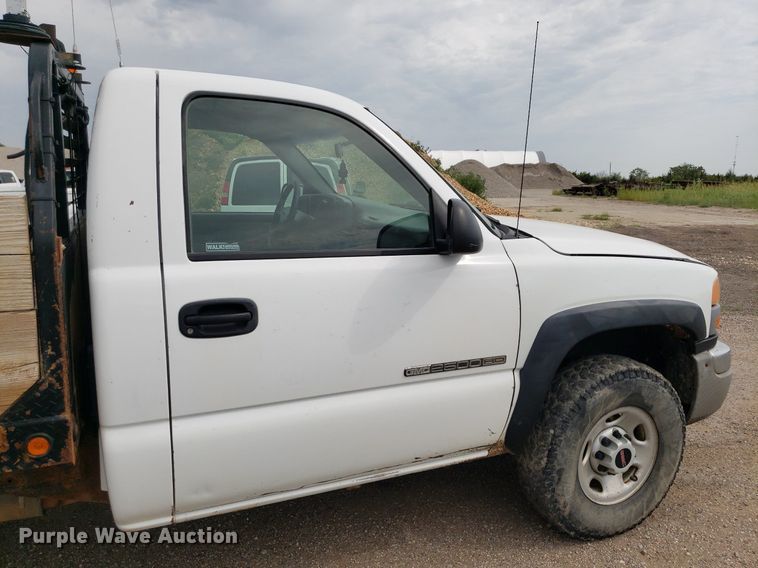 image for item DO2943 2006 GMC 2500HD  flatbed pickup truck