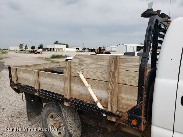 image for item DO2943 2006 GMC 2500HD  flatbed pickup truck