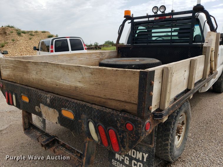 image for item DO2943 2006 GMC 2500HD  flatbed pickup truck