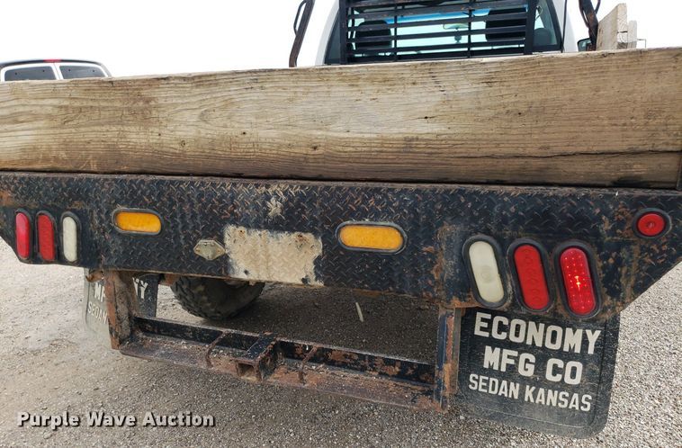 image for item DO2943 2006 GMC 2500HD  flatbed pickup truck