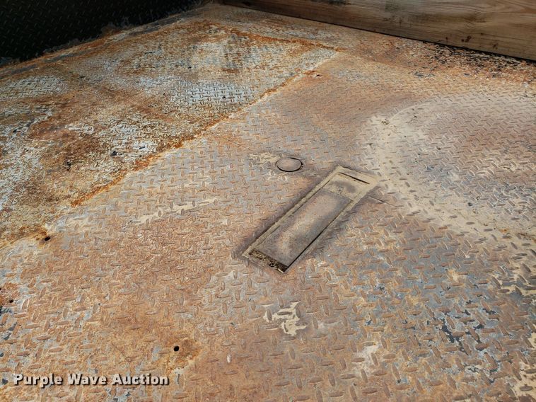 image for item DO2943 2006 GMC 2500HD  flatbed pickup truck