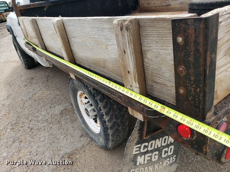 image for item DO2943 2006 GMC 2500HD  flatbed pickup truck