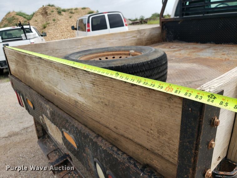 image for item DO2943 2006 GMC 2500HD  flatbed pickup truck