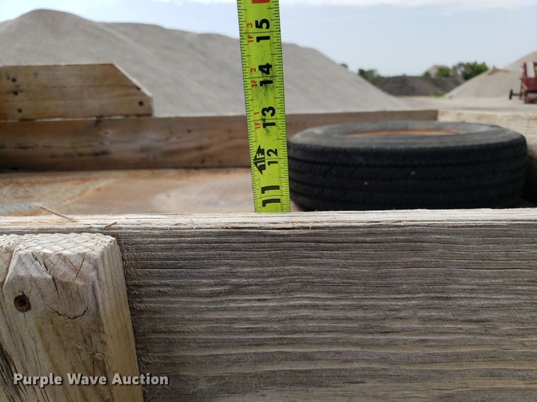 image for item DO2943 2006 GMC 2500HD  flatbed pickup truck