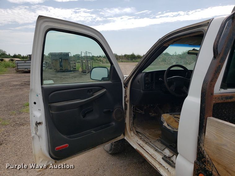 image for item DO2943 2006 GMC 2500HD  flatbed pickup truck