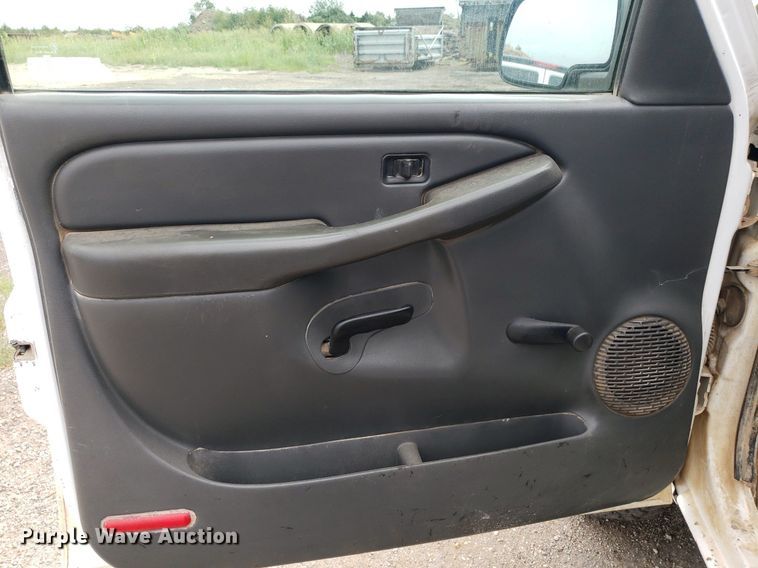 image for item DO2943 2006 GMC 2500HD  flatbed pickup truck