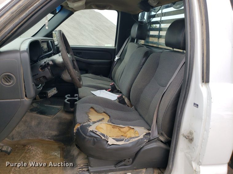 image for item DO2943 2006 GMC 2500HD  flatbed pickup truck