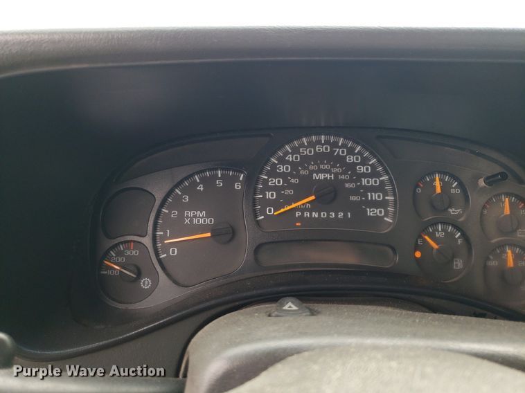 image for item DO2943 2006 GMC 2500HD  flatbed pickup truck