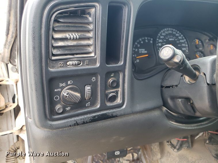 image for item DO2943 2006 GMC 2500HD  flatbed pickup truck