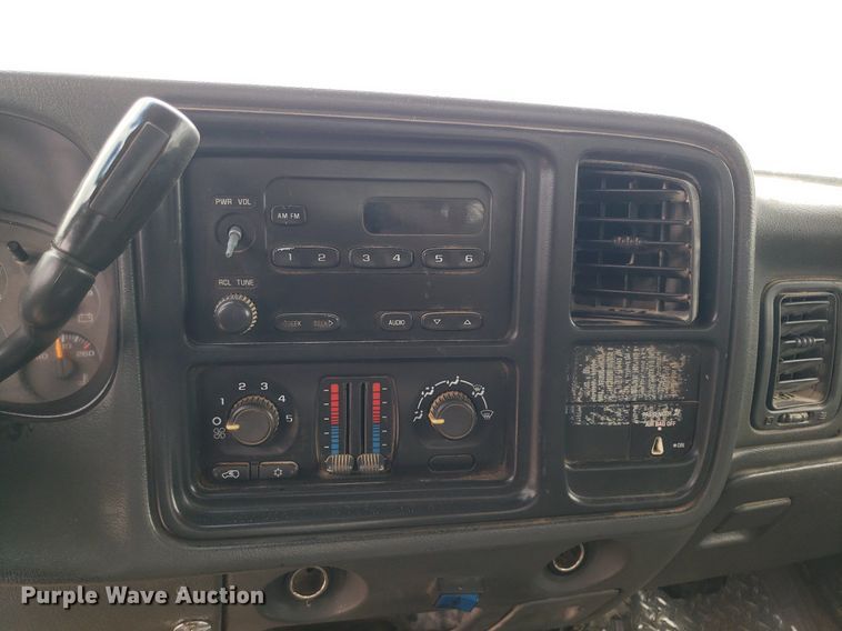 image for item DO2943 2006 GMC 2500HD  flatbed pickup truck