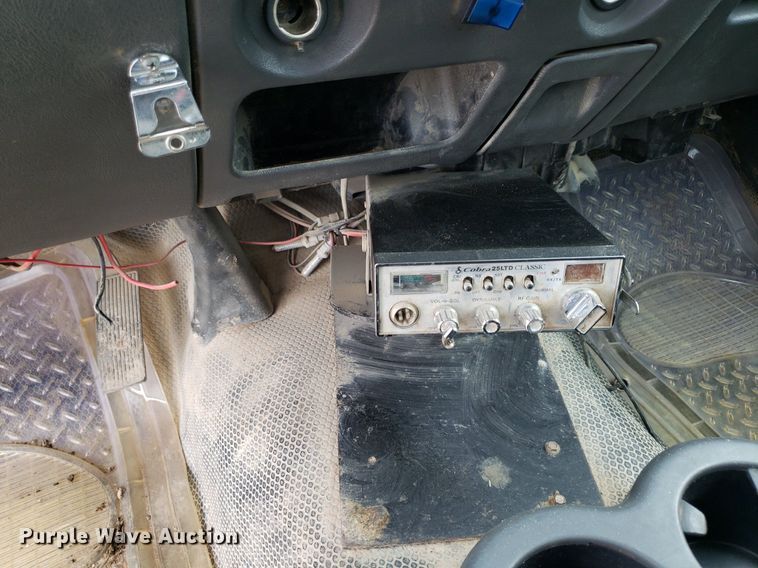 image for item DO2943 2006 GMC 2500HD  flatbed pickup truck