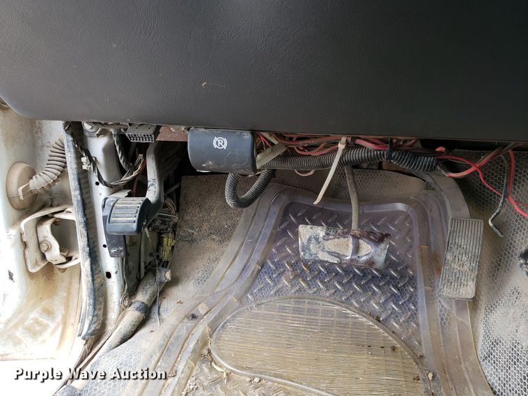 image for item DO2943 2006 GMC 2500HD  flatbed pickup truck