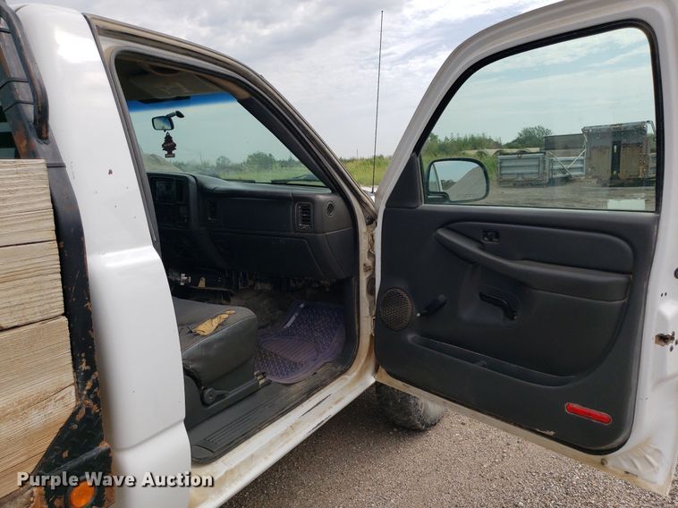 image for item DO2943 2006 GMC 2500HD  flatbed pickup truck