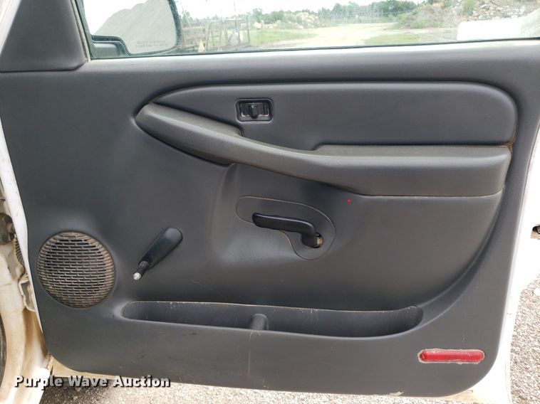 image for item DO2943 2006 GMC 2500HD  flatbed pickup truck