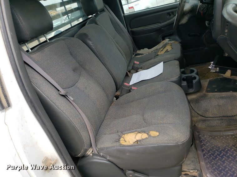 image for item DO2943 2006 GMC 2500HD  flatbed pickup truck