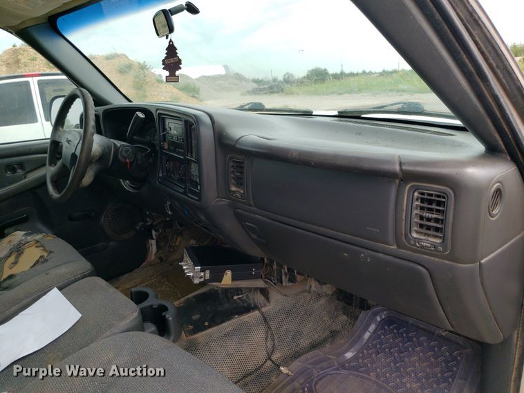 image for item DO2943 2006 GMC 2500HD  flatbed pickup truck