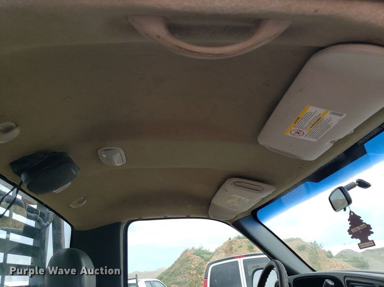 image for item DO2943 2006 GMC 2500HD  flatbed pickup truck