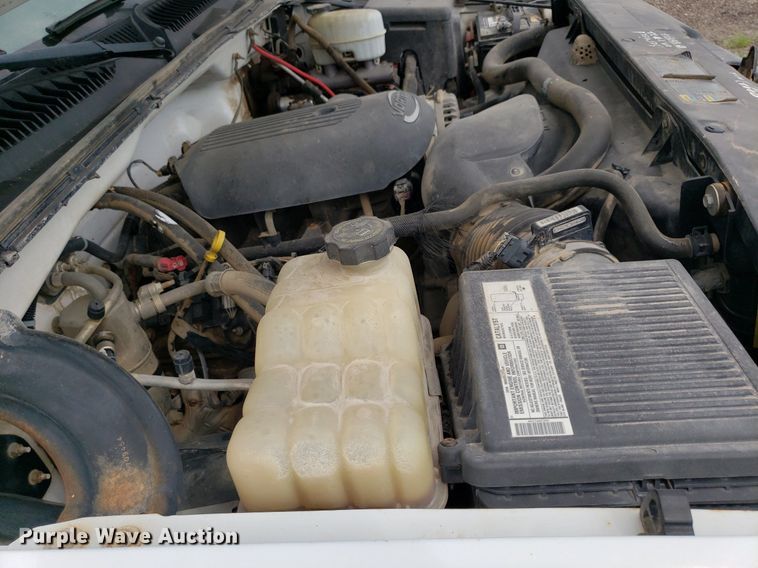 image for item DO2943 2006 GMC 2500HD  flatbed pickup truck