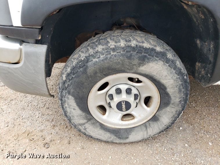 image for item DO2943 2006 GMC 2500HD  flatbed pickup truck