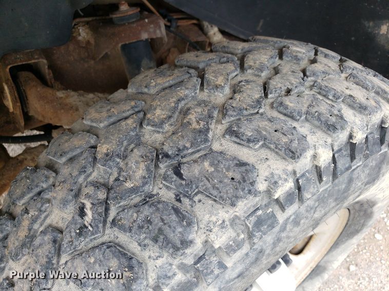 image for item DO2943 2006 GMC 2500HD  flatbed pickup truck