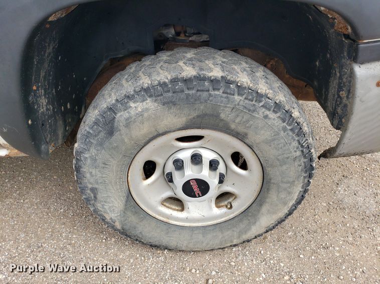 image for item DO2943 2006 GMC 2500HD  flatbed pickup truck