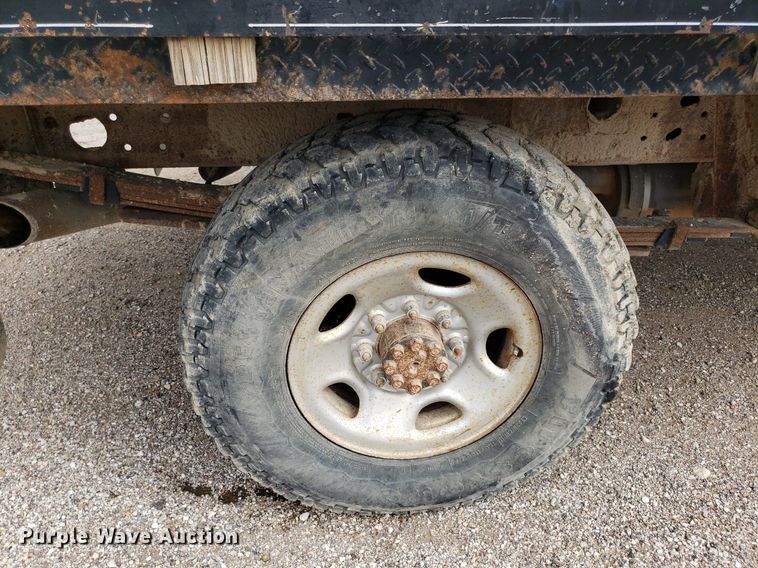 image for item DO2943 2006 GMC 2500HD  flatbed pickup truck