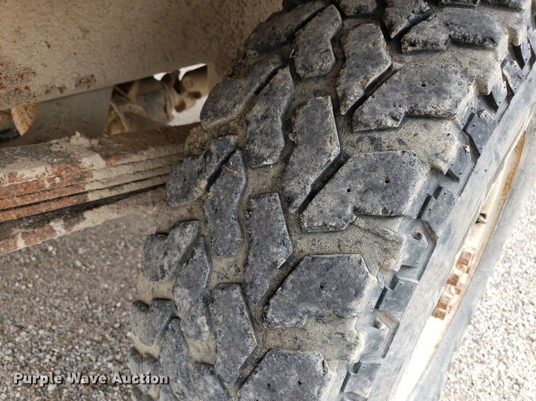 image for item DO2943 2006 GMC 2500HD  flatbed pickup truck