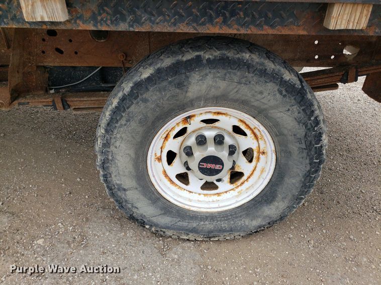 image for item DO2943 2006 GMC 2500HD  flatbed pickup truck