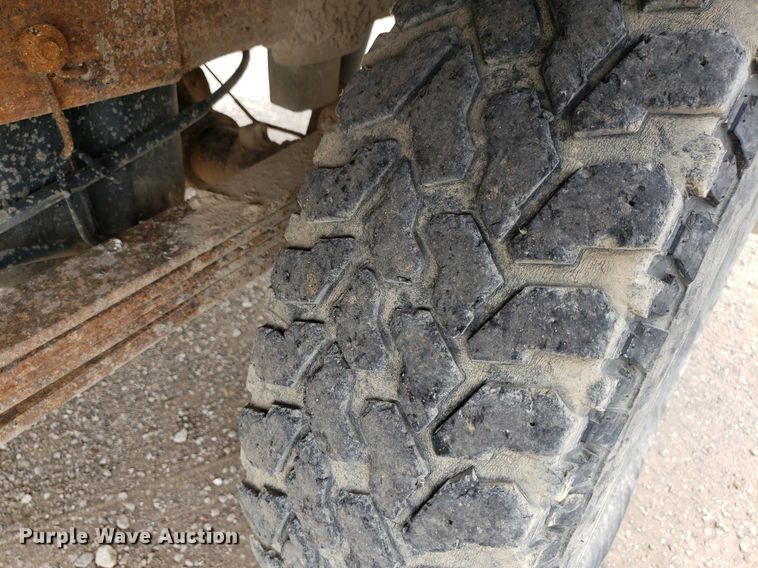 image for item DO2943 2006 GMC 2500HD  flatbed pickup truck