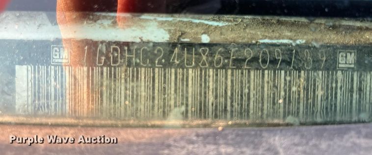 image for item DO2943 2006 GMC 2500HD  flatbed pickup truck