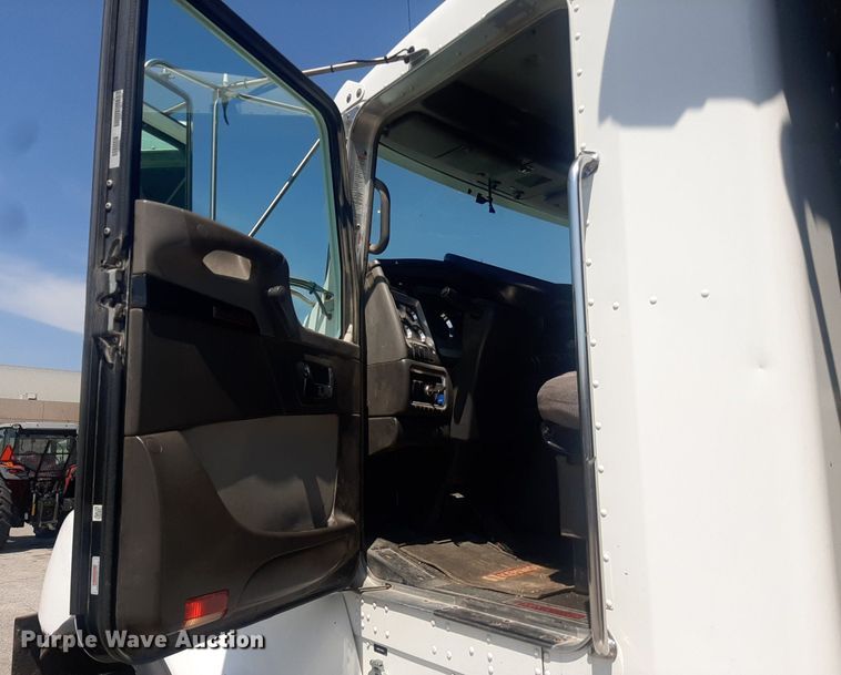 image for item DO3088 2010 Kenworth T400  dump truck