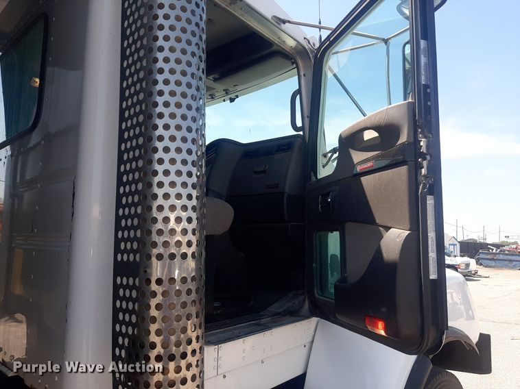 image for item DO3088 2010 Kenworth T400  dump truck