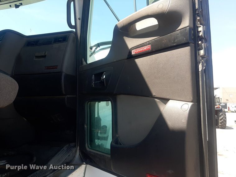 image for item DO3088 2010 Kenworth T400  dump truck