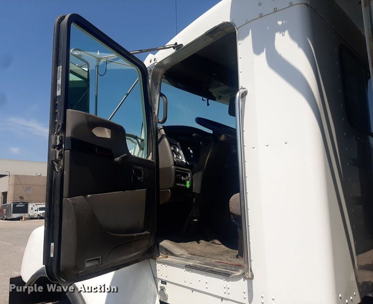 image for item DO3089 2010 Kenworth T400  dump truck